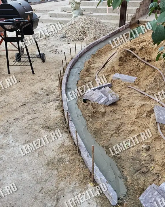 бордюр из натурального камня лемезита для оформления участка